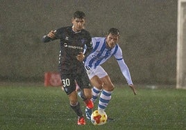 Aleix Garrido controla el esférico.
