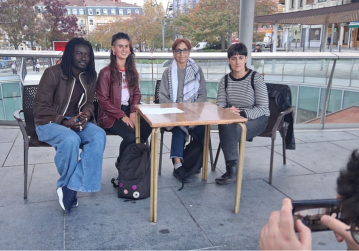 Representantes de las entidades convocantes han comparecido en la plaza San Juan.
