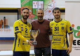 Cavero y Nieto, con la copa, este miércoles en Hernani.