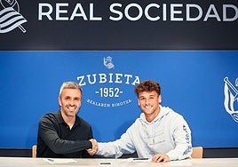 Erik Bretos y Jon Balda se dan la mano este miércoles en Zubieta tras la firma de renovación del jugador hasta 2028.