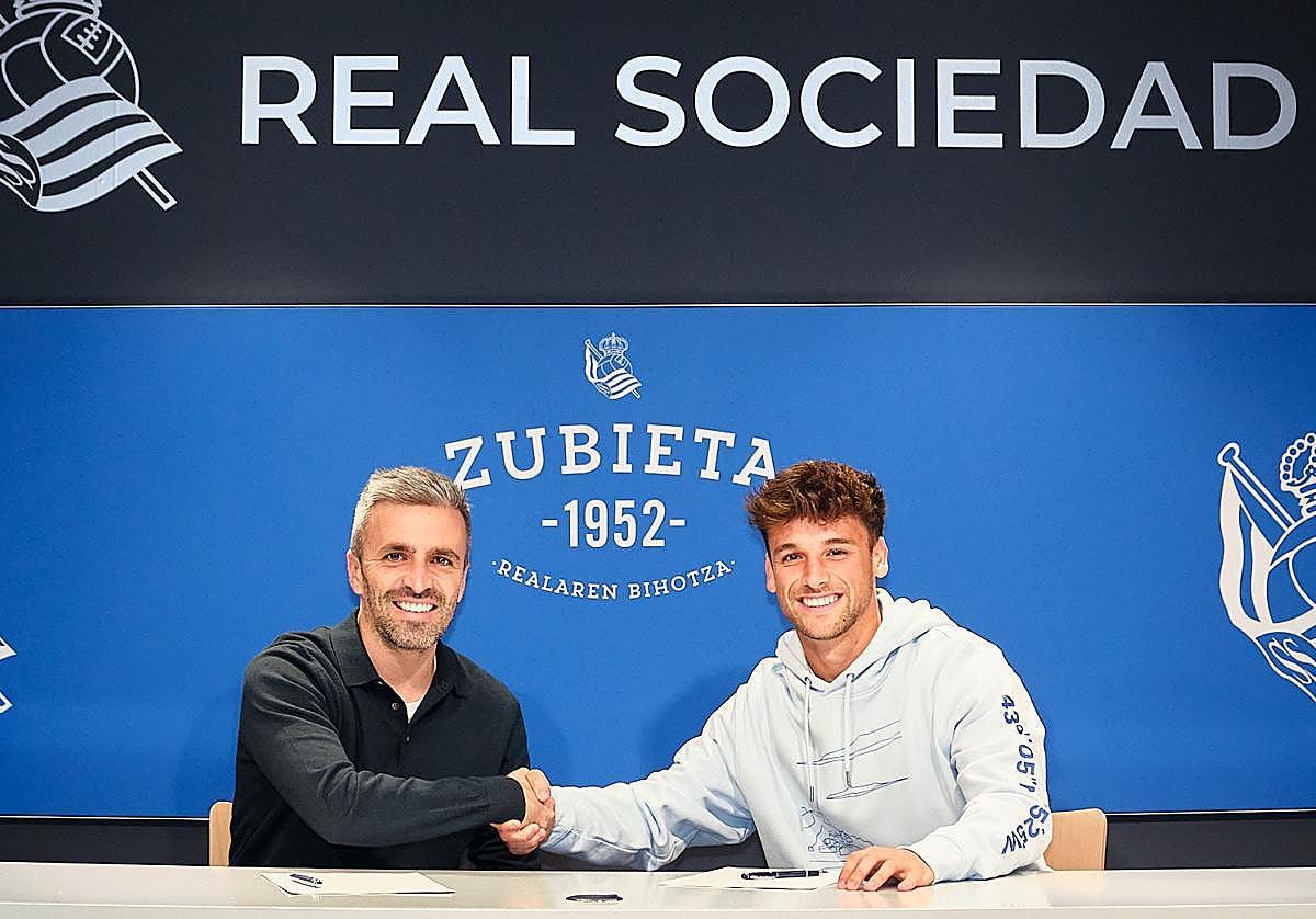 Erik Bretos y Jon Balda se dan la mano este miércoles en Zubieta tras la firma de renovación del jugador hasta 2028.