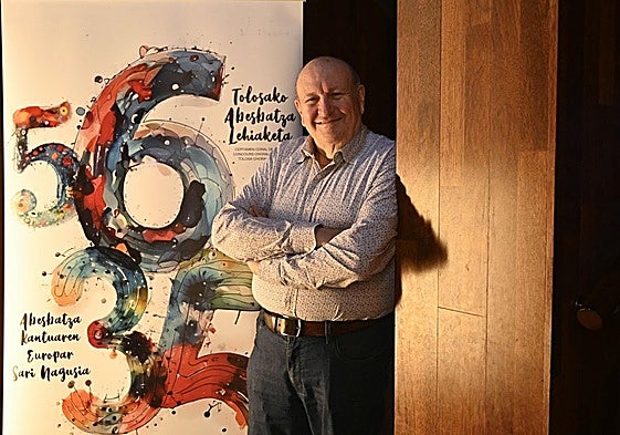 El director del Certamen Coral de Tolosa, Luis Miguel Espinosa, junto al cartel de la presente edición.