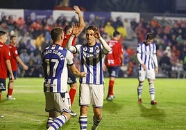 Turrientes celebra con Sergio Gómez el tercer gol contra el Negreira