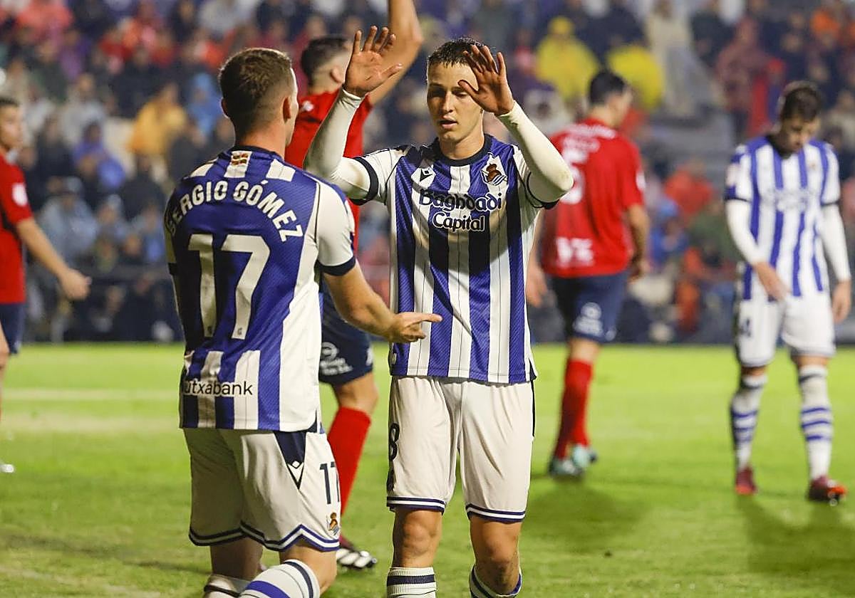 Turrientes celebra con Sergio Gómez el tercer gol contra el Negreira