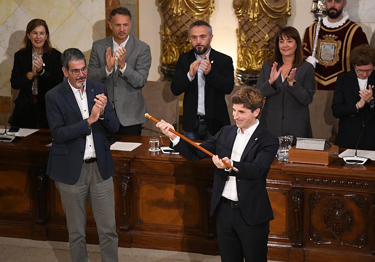 Jon Insausti, tras entregarle Eneko Goia la makila de alcalde de Donostia.
