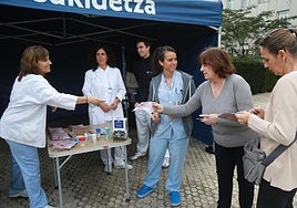 Profesionales sanitarios explican las alternativas de la sal a varios interesados.