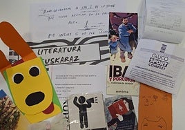 Algunas de las notas y marcapáginas encontrados en el interior de los libros