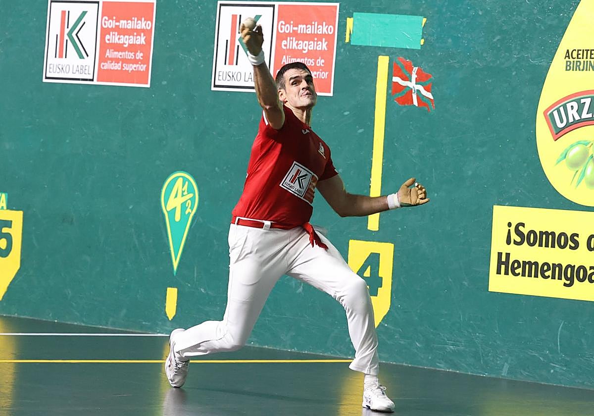 Ezkurdia remata de volea con su derecha en el Gurea de Azkoitia.