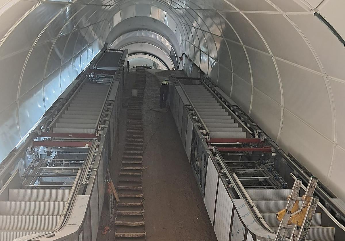 Algunos tramos de las escaleras mecánicas que dan acceso a la estación Centro-La Concha desde la calle Loiola ya se han instalado.