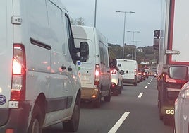 Vehículos detenidos por el accidente de Villabona en la N-I.