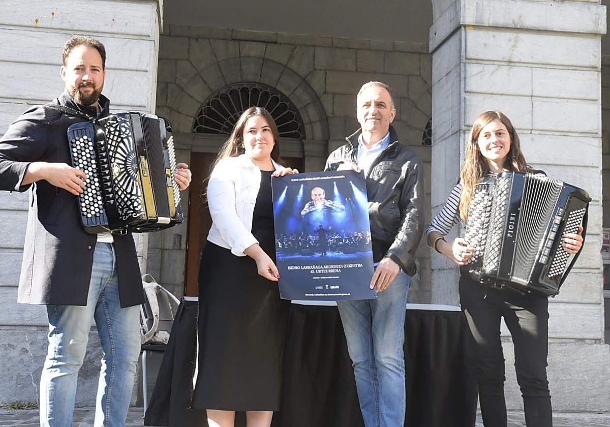 Iñigo Asensio, Goiuri Eceiza, Isitxo Larrañaga y María Asenjo, tras las presentación del concierto especial del 45 aniversario de la orquesta.