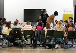 27 haur eta gaztek magiaren sekretuak ezagutzeko aukera izan dute Iagomagorekin.