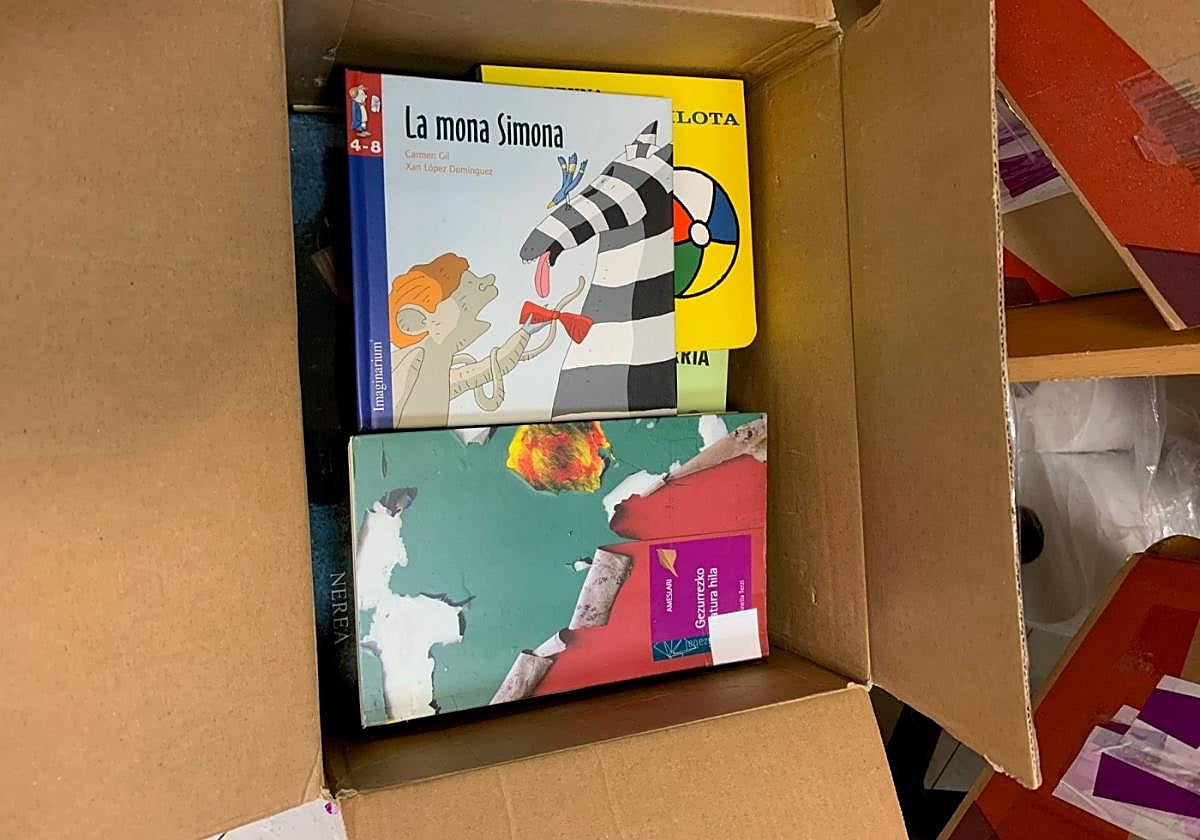 Los libros para Eibar Palestinarekin están preparados para que puedan ser vendidos en el Mercado de Navidad.