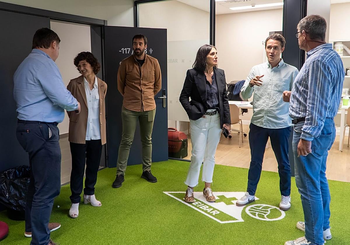 Representantes de Smartlog Group en su visita a Areitio.