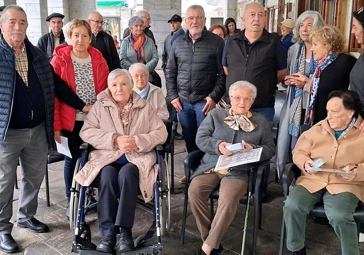 Algunos de los homenajeados en Lesaka.