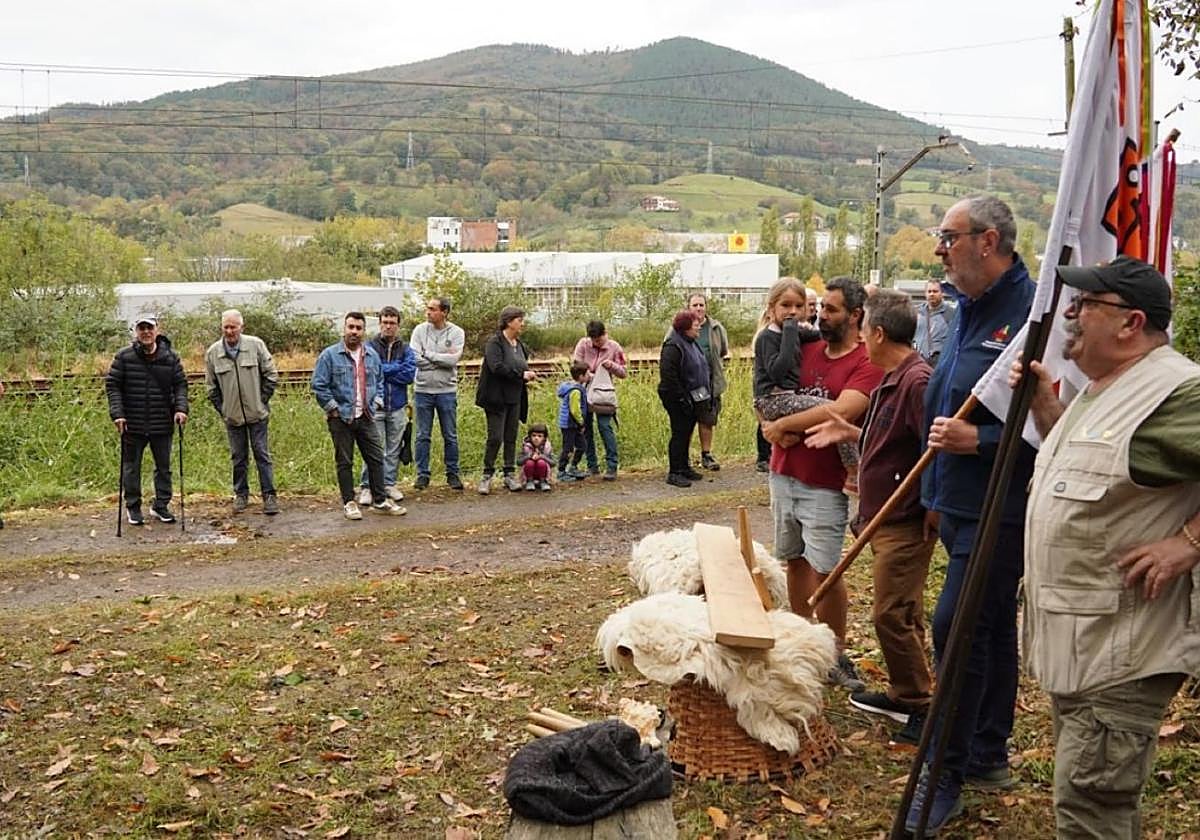 Burdina Taldea celebró un año más su tradicional encendido del calero de Ortzaika, en el que recordaron a 'Txeli'.