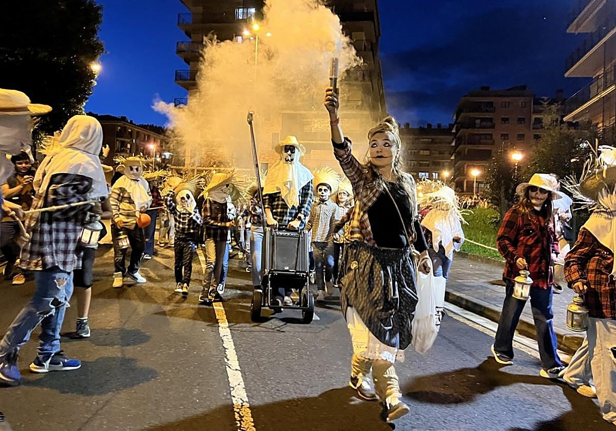 Espectacularidad. Imagen del año pasado del desarrollo de Gau Beltza por las calles de Urnieta.