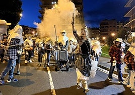 Espectacularidad. Imagen del año pasado del desarrollo de Gau Beltza por las calles de Urnieta.