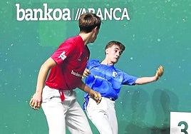 Aitor Perurena devuelve una pelota de zurda en Villabona.