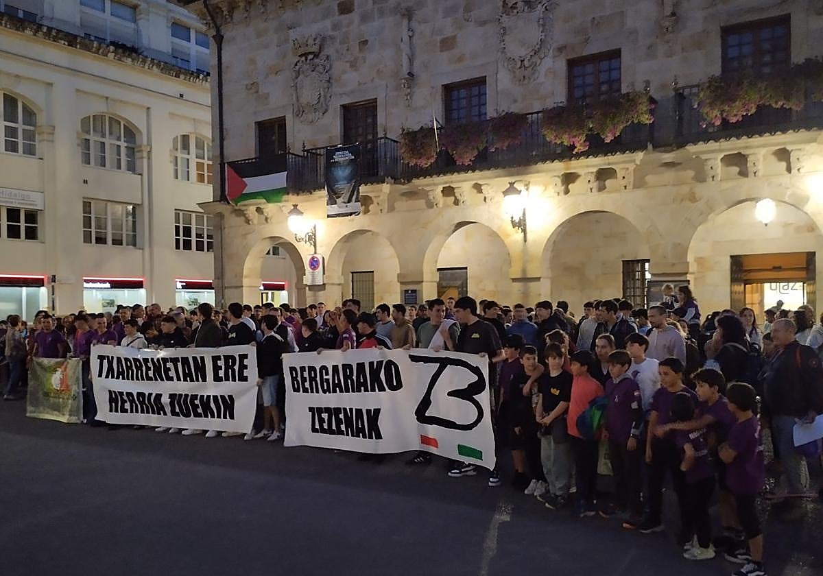 Decenas de personas se han concentrado en la Herriko Plaza.