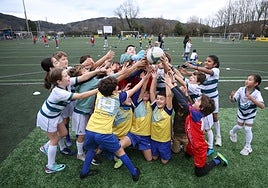 Alumnos de diversos centros escolares, en el campo de fútbol de Herrera en una jornada de Multikirola.