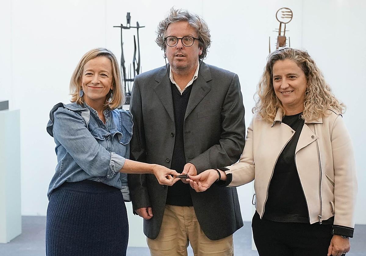 Mendoza y Agirre han entregado a Ezeizabarrena el proyecto de Presupuestos para 2026.