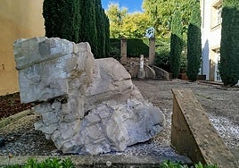 Momento en el que la gran calcita ha sido colocada mediante una grúa en los jardines exteriores de la casa de cultura y el museo Urrelur.