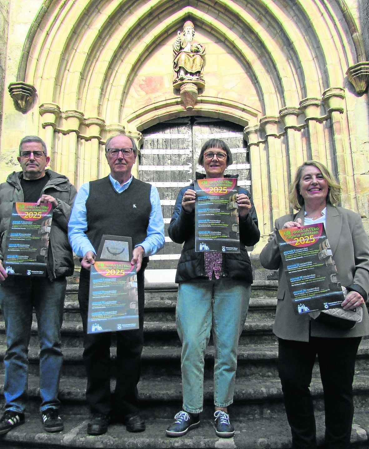Miembros de Arrasate Zientzia Elkartea con el cartel anunciador.