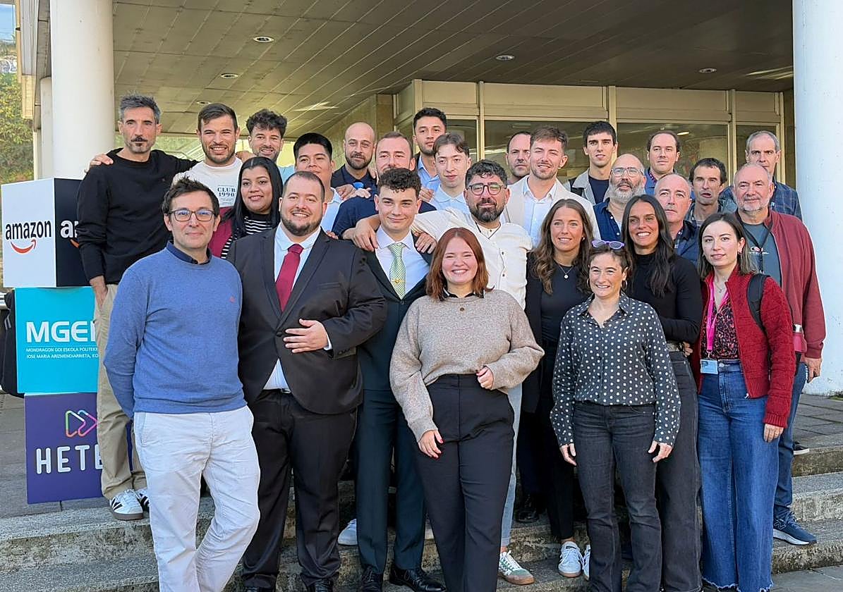 Los 20 estudiantes que hoy han recibido sus diplomas del programa formativo MGEP-Amazon.