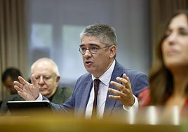 El senador de EH Bildu, Guillermo Elejabarrieta, durante la comisión del 'caso Koldo' en la que interviene Pedro Sánchez.