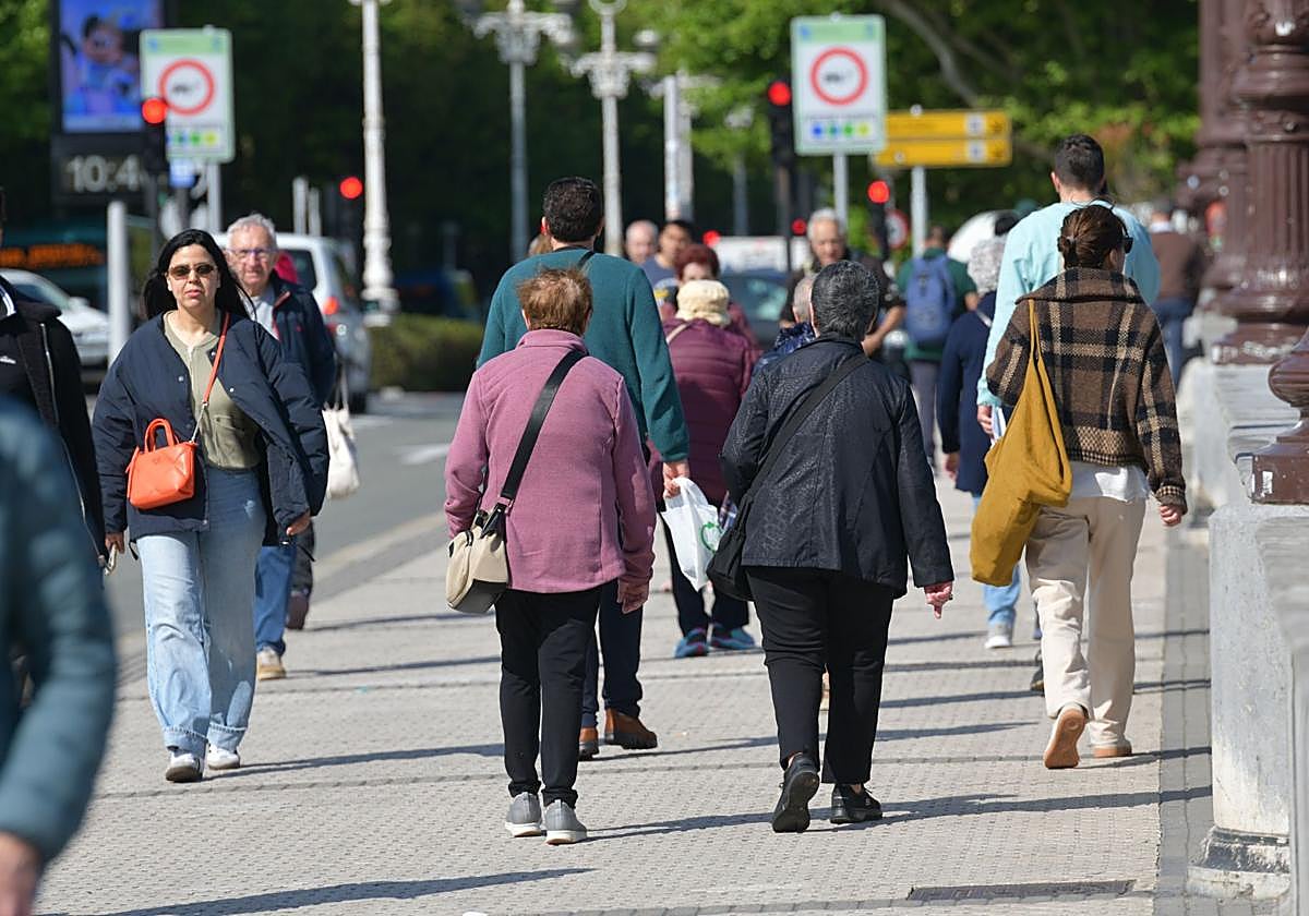 Ciudadanos paseando por las calles de San Sebastián.
