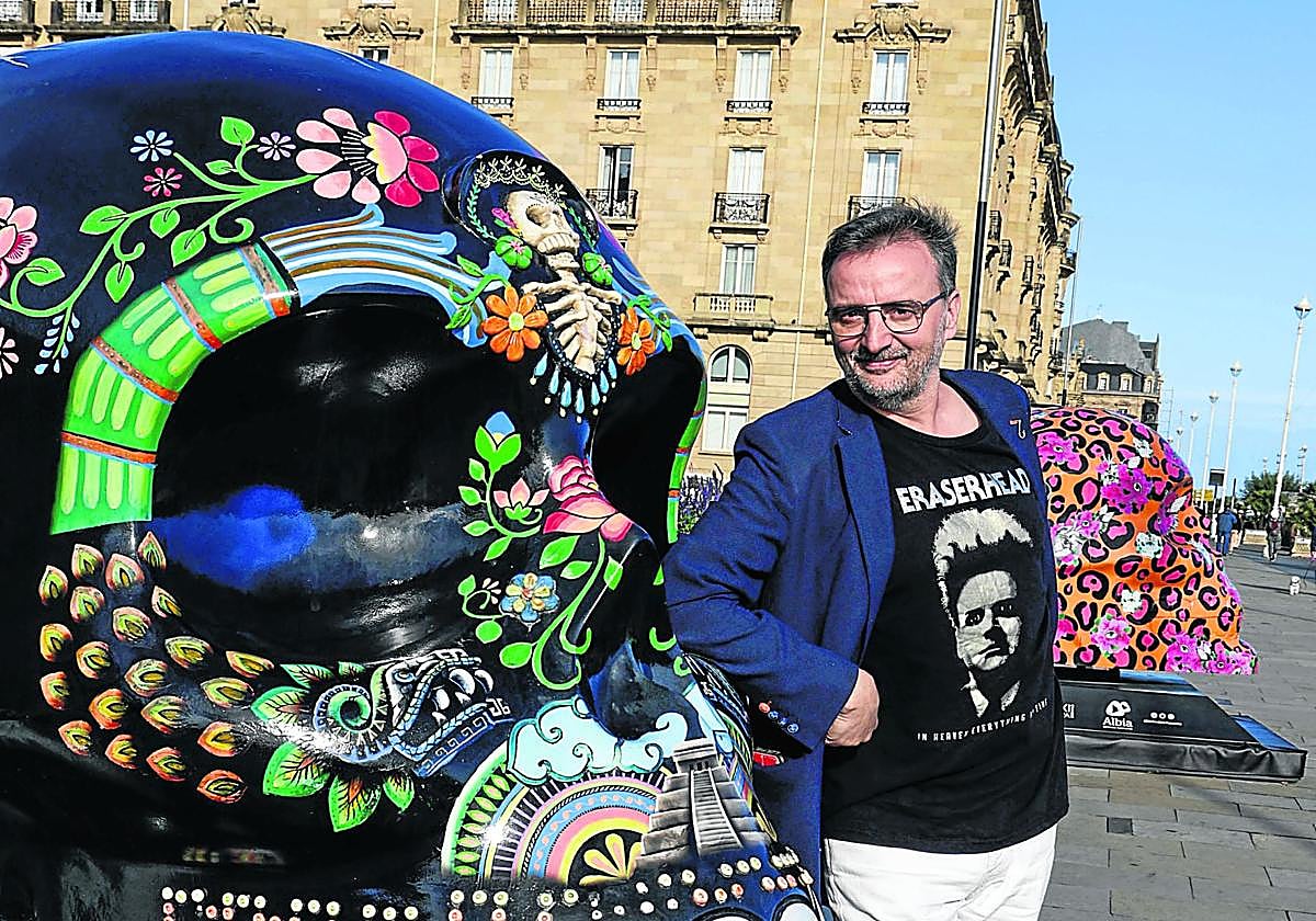 Josemi Beltrán, junto a uno de los 'mexicráneos' que se exhiben en la plaza Ramon Labayen de Donostia.