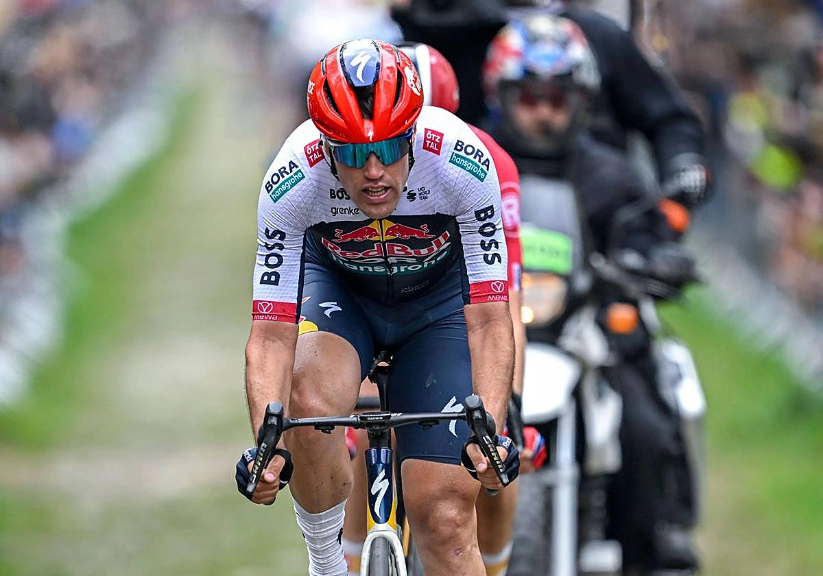 Oier Lazkano, en el bosque de Arenberg, en la París-Roubaix.