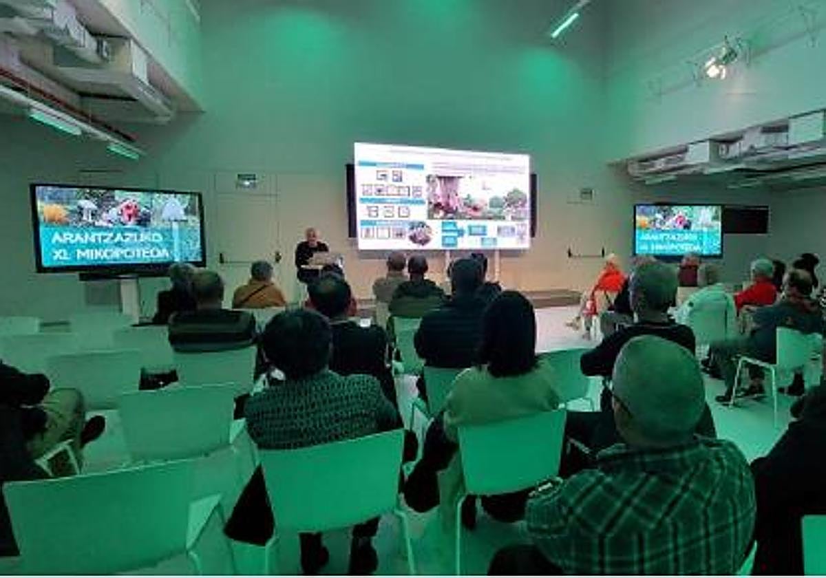 XI. Mikopoteo edizioko Joxepo Teresen (Aranzadi Zientzia Elkartea) hitzaldia.