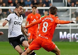 Mikel Rodríguez trata de robar un balón ante el Burgos.