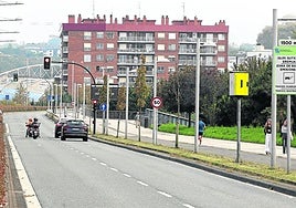 Los dos carriles de entrada a la ciudad desde el paseo Riberas de Loiola con el radar.