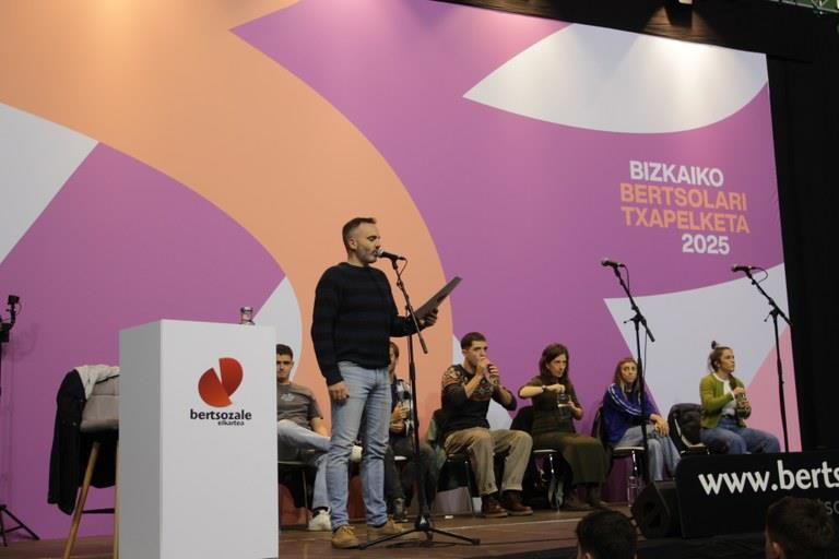 Aste-bukaera heldu bezala bertsoak ere Bizkaian dira