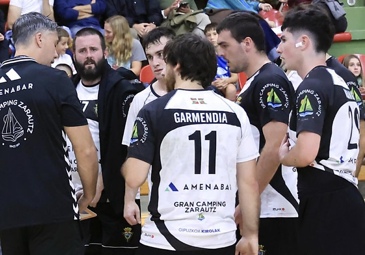 'Kapaxko' entrenatzailea bere jokalariei aginduak ematen.