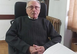 Aita Agustin Biain aste honetan komentuko porterian. Lan asko egindako fraidea da oñatiarra.