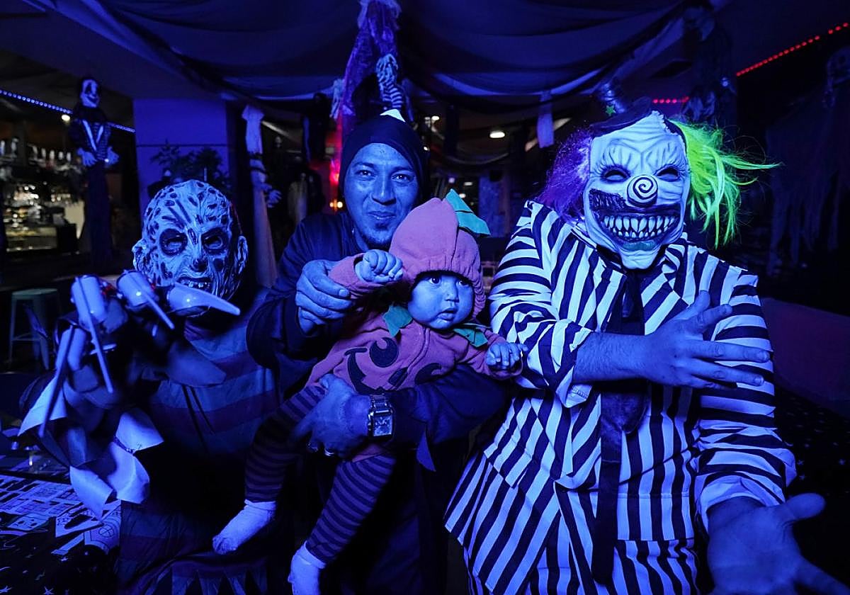 Gerardo, Elizabeth, Mitxel, David... Noche de Halloween en el Tívoli.