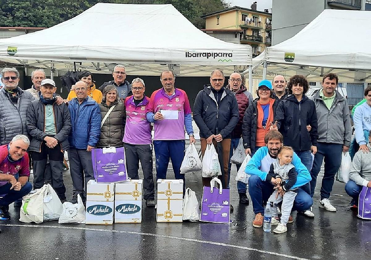 Bola eta Toka txapelketetako irabazleak, parte hartzaile batzuekin, jsari banaketa ekitaldiaren ondoren.