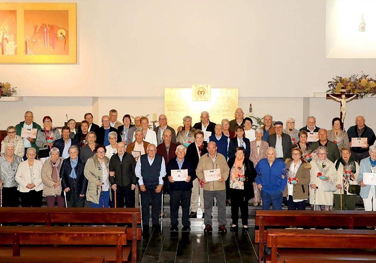 Más de 400 personas se acercaron a celebrar el Día del Socio en Gorraiz que estuvo lleno de homenajes.
