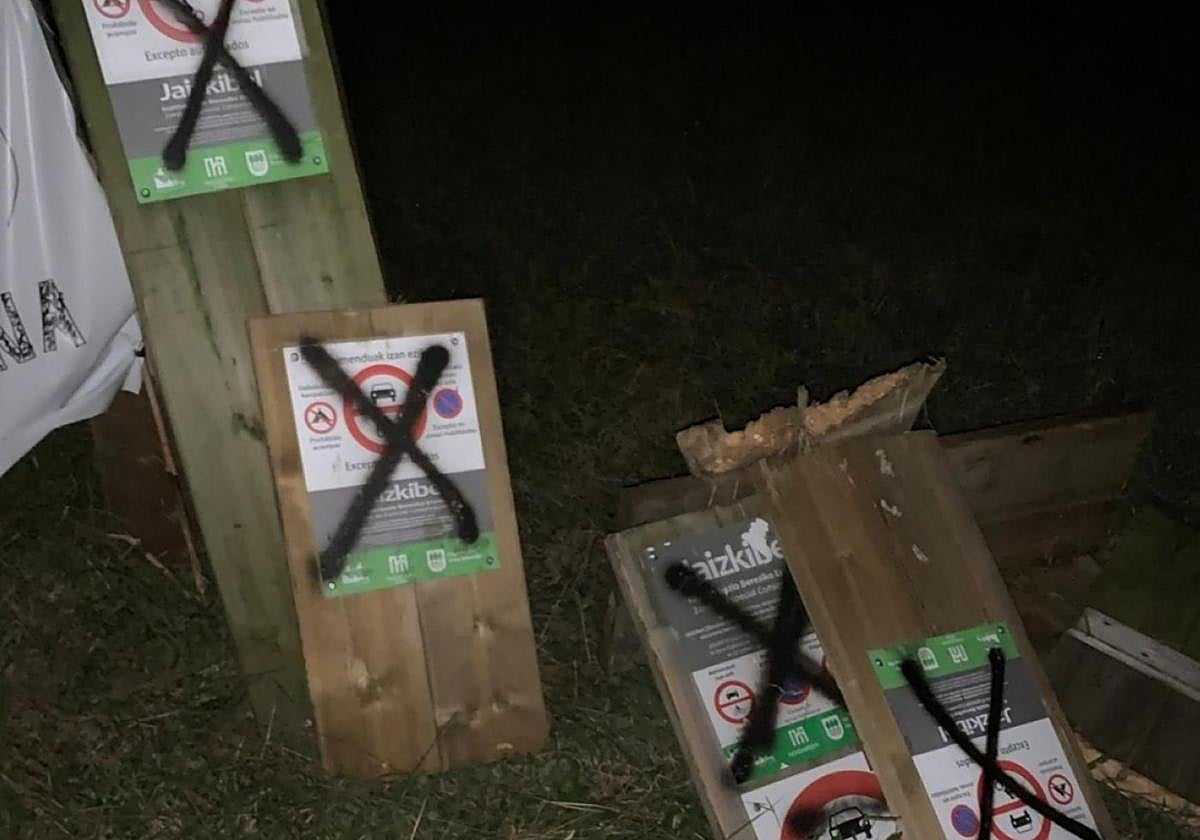 Las señales de prohibido el paso han sido vandalizadas.