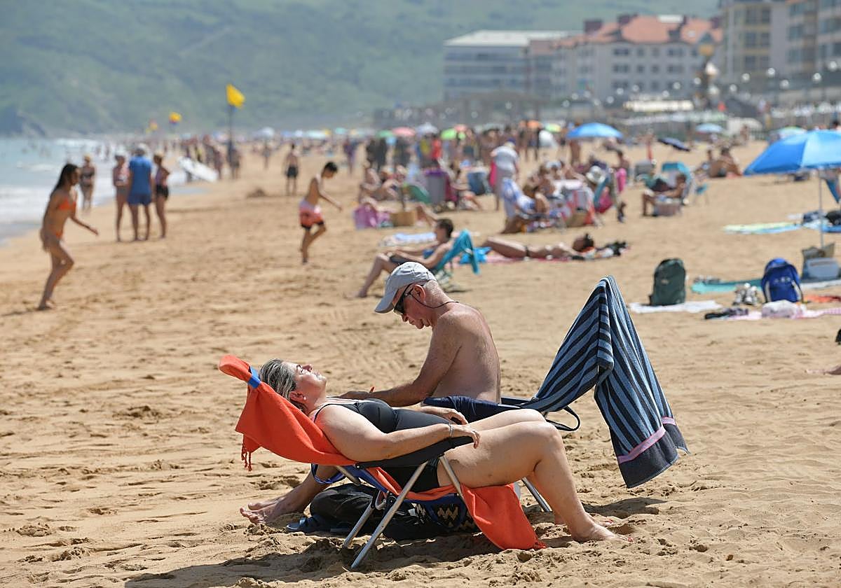 Dos personas disfrutan en la playa de Zarautz en una imagen de archivo.