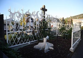 Memorial 'Izan zirelako' en el cementerio de Hernani.