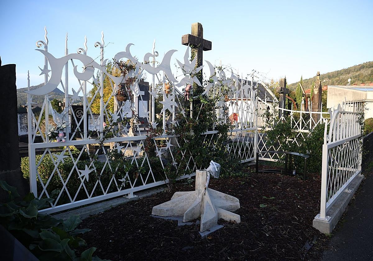 Memorial 'Izan zirelako' en el cementerio de Hernani.