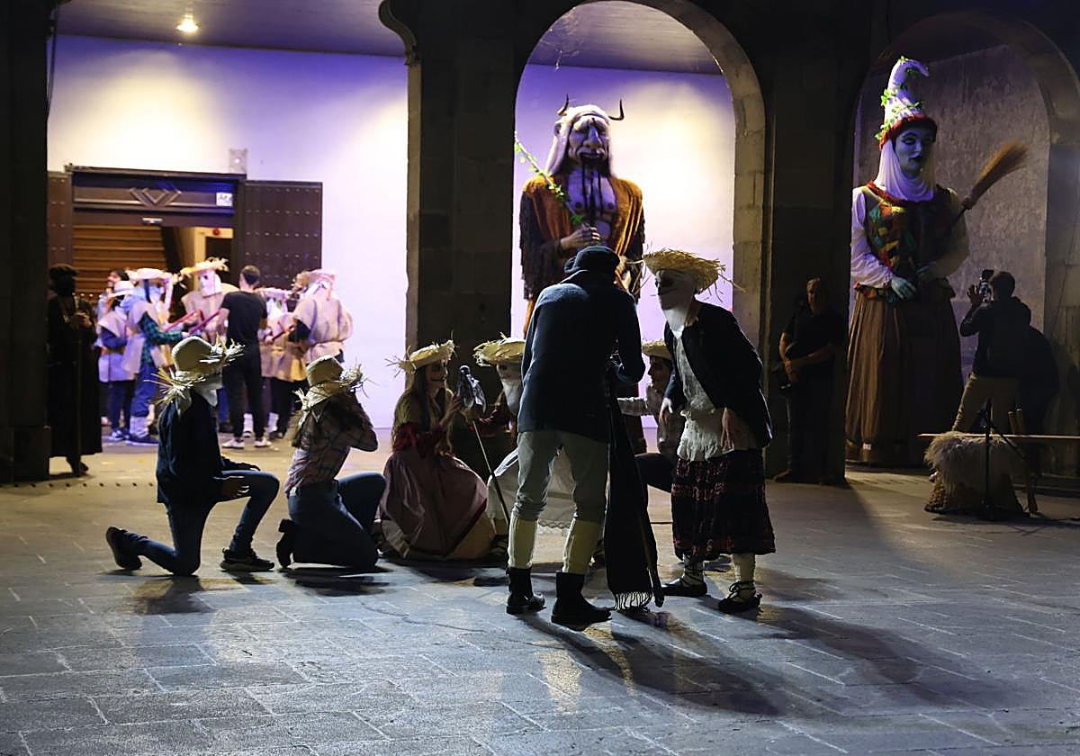 Andoainek gipuzkoar Gau Beltzari hasiera eman dio