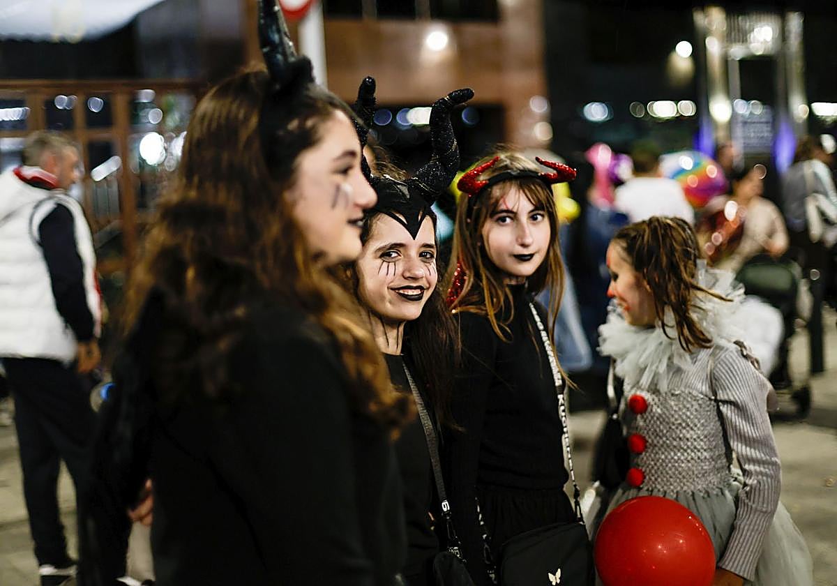 Gau Beltzaren izpiritua berreskuratu dute Irunen