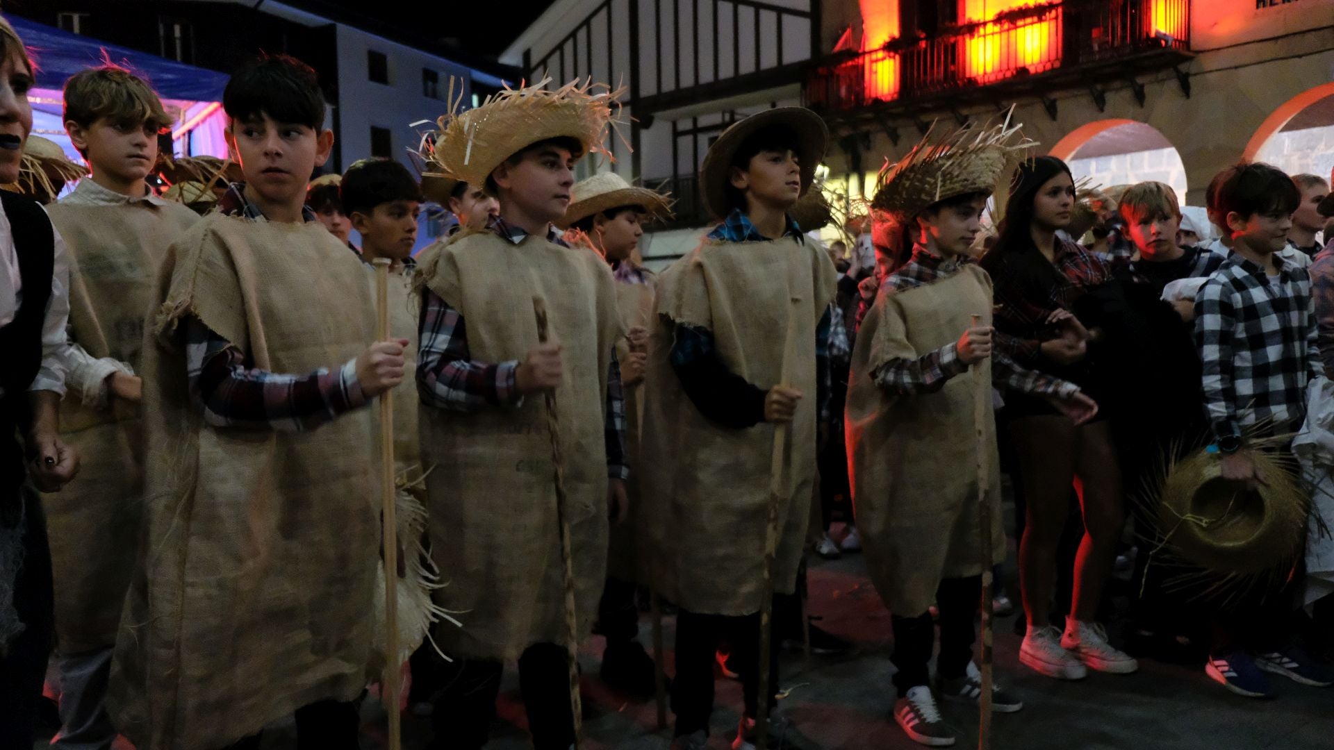 200 personas toman las calles de Urnieta