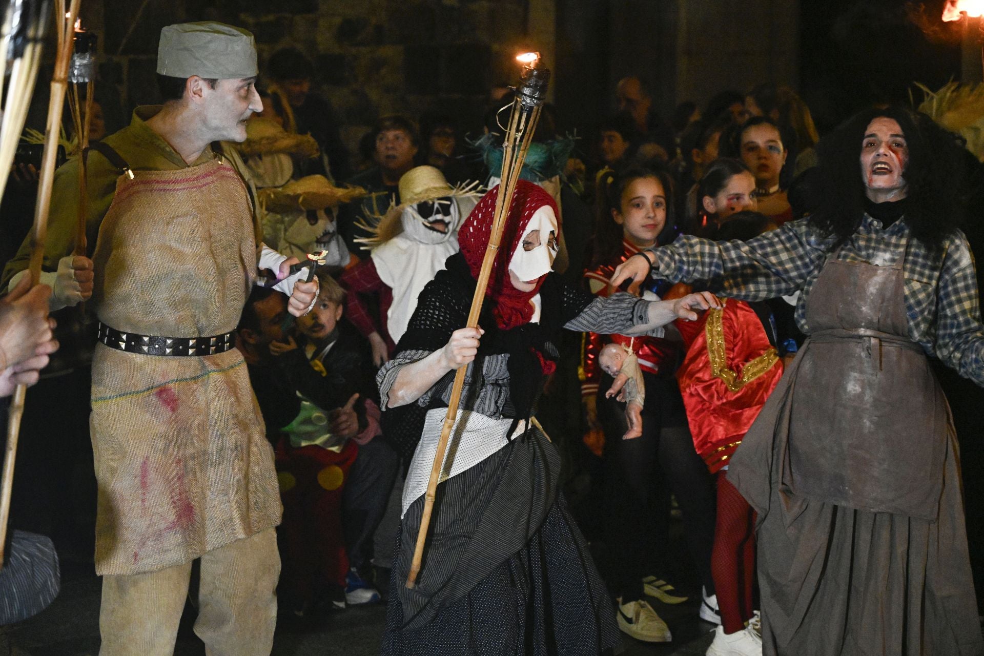 Makilak, kandelak eta mozorroak Tolosan